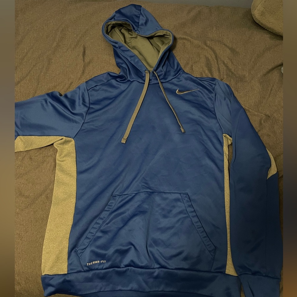 Therma fit nike sweatshirt